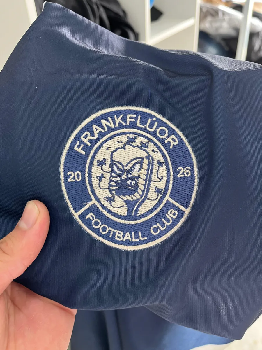 Escudo de clube de futebol bordado em camisa azul