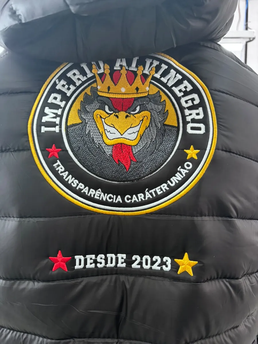 Mascote de clube bordado em relevo nas costas de uma jaqueta puffer preta