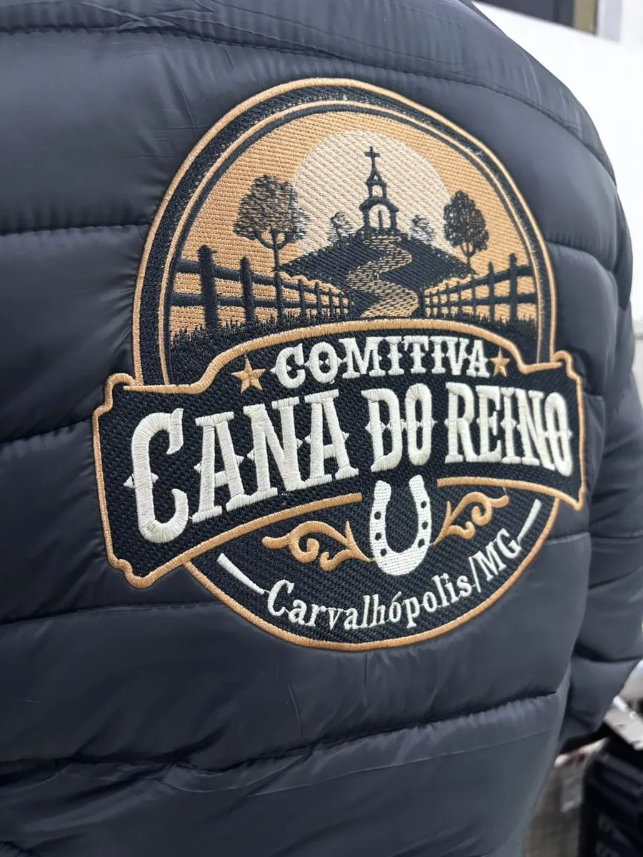 Brasão de comitiva bordado em cores nas costas de uma jaqueta preta